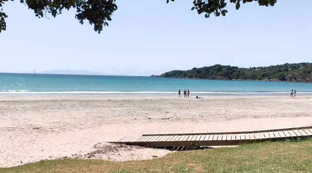 waiheke island oneroa beach
