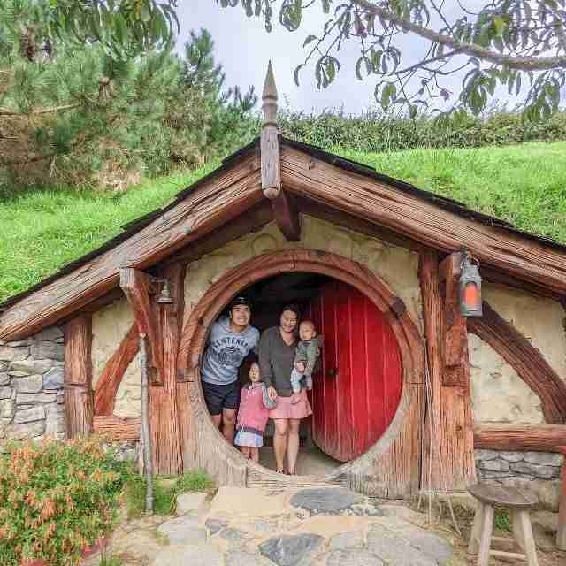 Kiwi Family in Hobbiton travelling with kids
