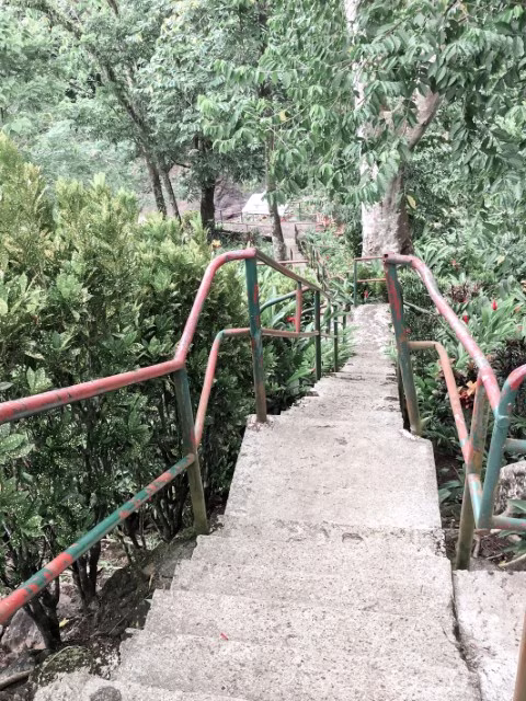 The path to Pappase’ea Sliding Rocks