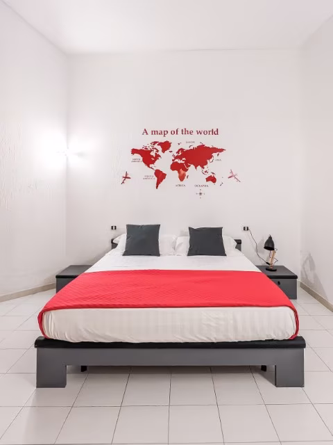 Bedroom with a world map on the wall last minute hotel booking holiday home