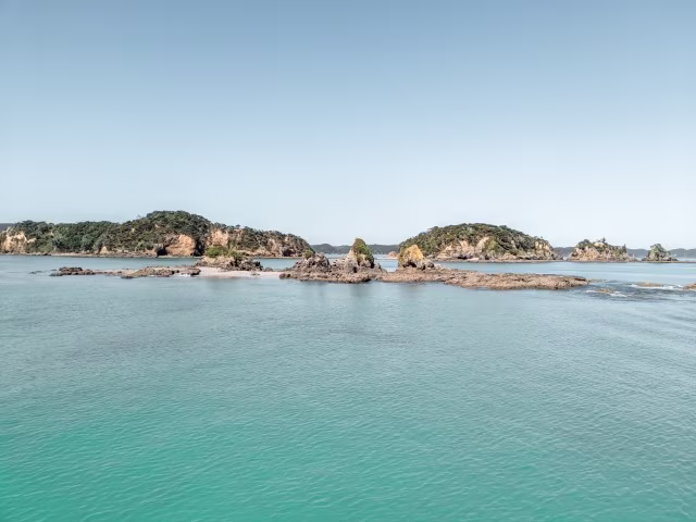 Things To Do in Bay of Islands Hole In The Rock Cruise Otehei Bay Urupukapuka Island Paihia New Zealand Travel Guide Family Blog Kida