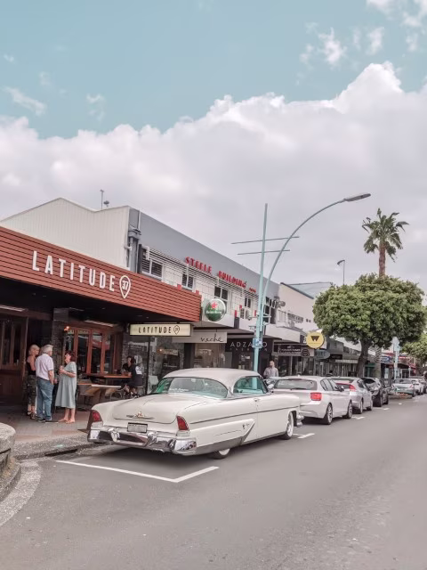 Vintage Car Spotting at Maunganui Rd